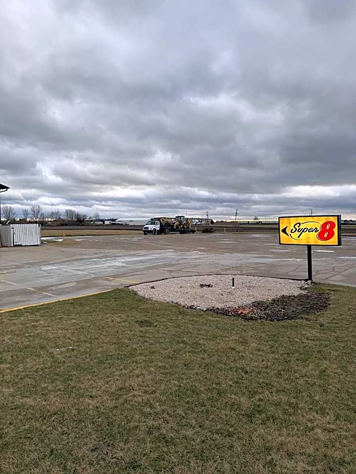 Super 8 by Wyndham Mendota I-39