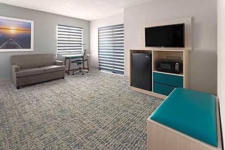 Deluxe King Suite - Non-Smoking