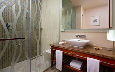 King Two Bedroom Family Suite