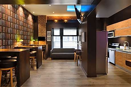 6 Beds 5-Bedroom Mobility/Hearing Access Suite Tub w/ Grab Bars Non-Smoking