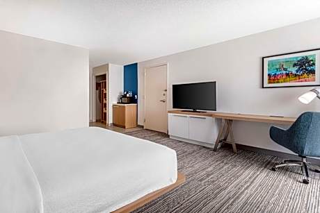 1 King Mobility/Hearing Accessible W/ Bathtub