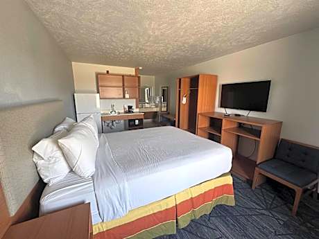 Deluxe Queen Room - Non-Smoking