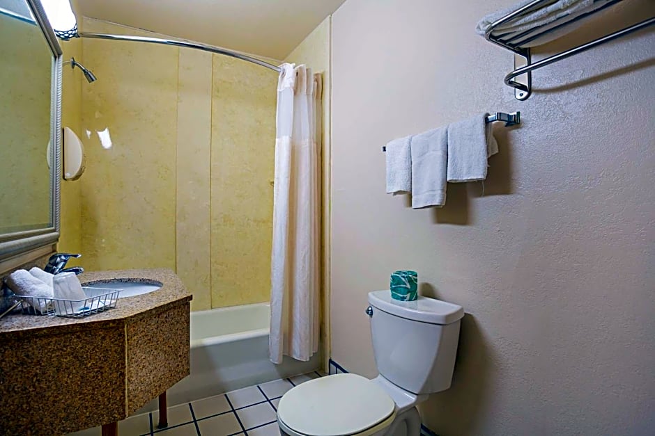 Bay Side Inn & Suites