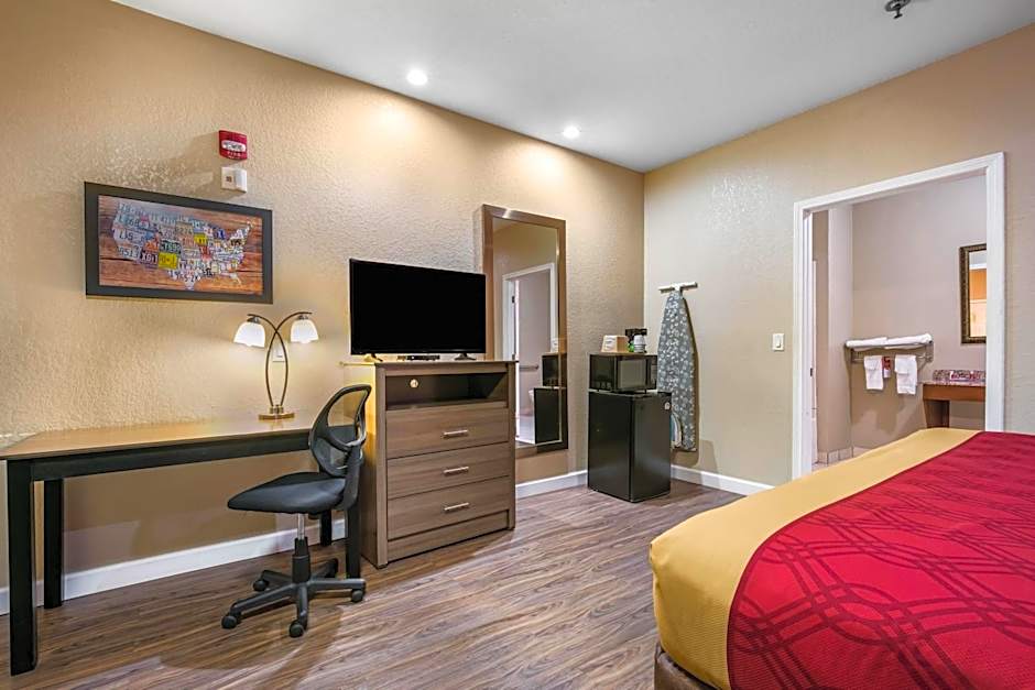Econo Lodge Inn & Suites