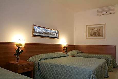Quadruple Room with Private Bathroom