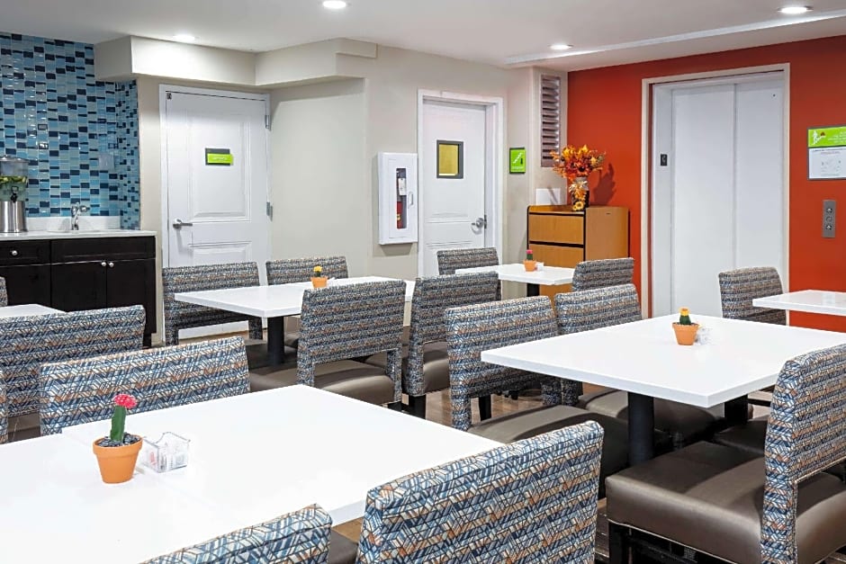 La Quinta Inn and Suites by Wyndham Long Island City – New York, NY
