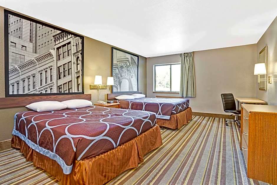 Super 8 by Wyndham Louisville Airport