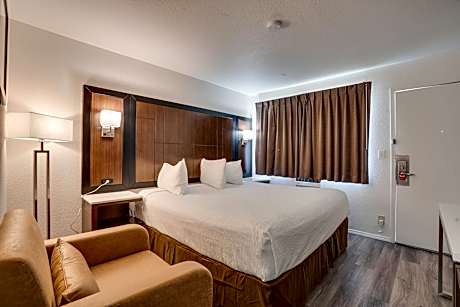 Queen Room with Roll-In Shower - Disability Access/Non Smoking