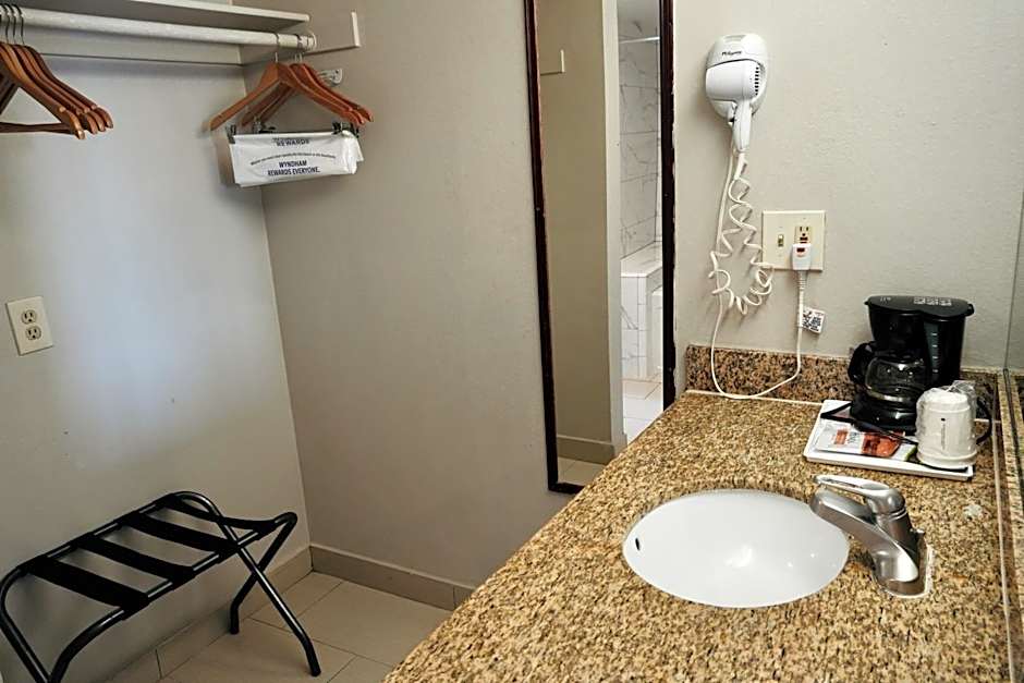 Days Inn by Wyndham Anaheim Near the Park