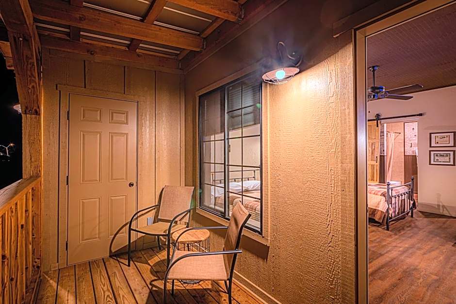 -Pet Friendly- Miners Cabin #5 -Two Double Beds - Private Balcony