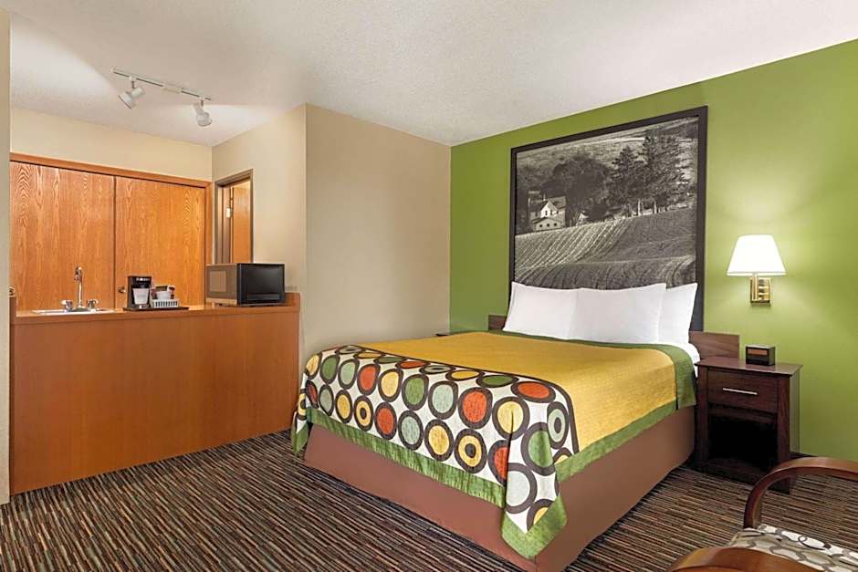 Super 8 by Wyndham Germantown/Milwaukee