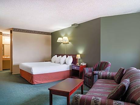 Queen Suite - Non-Smoking