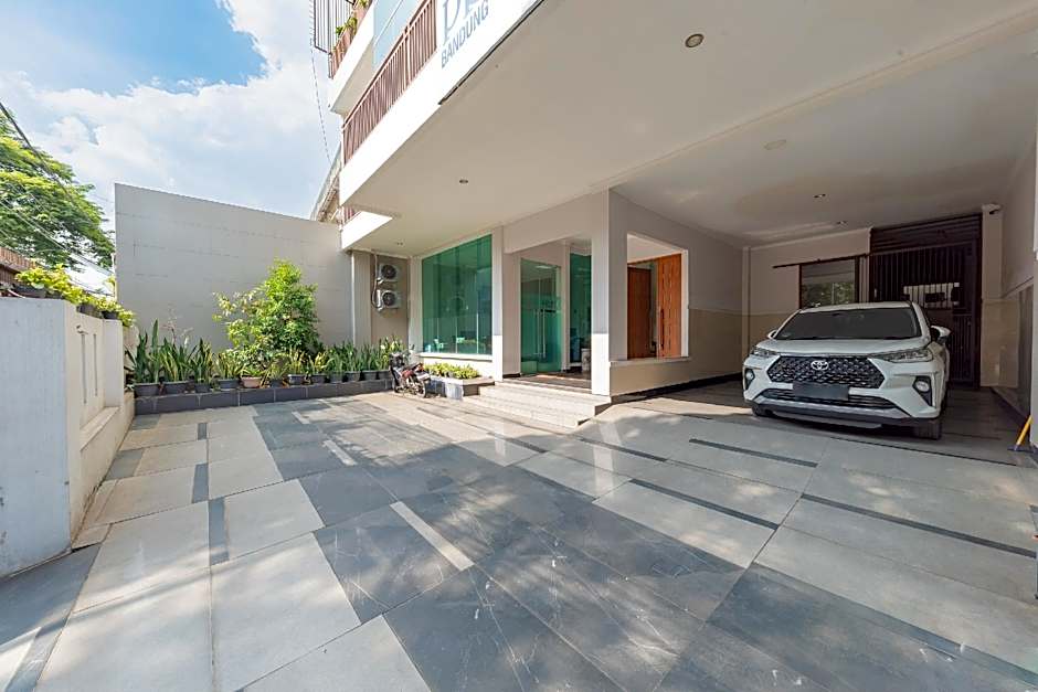 RedDoorz near Kiara Artha Park