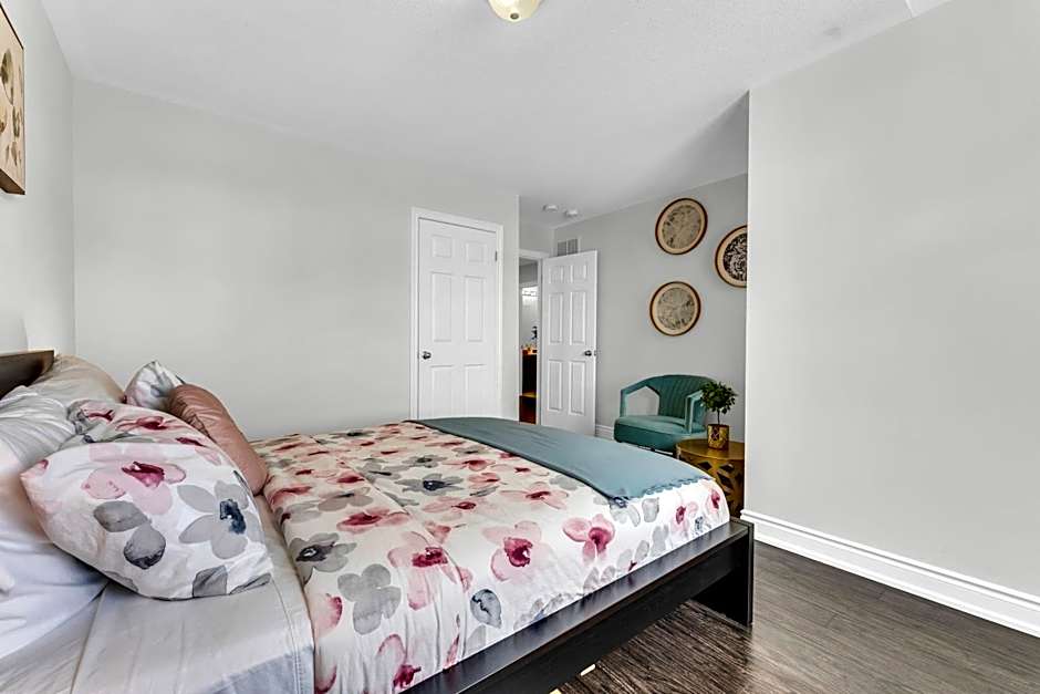 Oshawa Family Haven - Luxury 7BR Villa with Cozy Fireplaces & Hot Tub