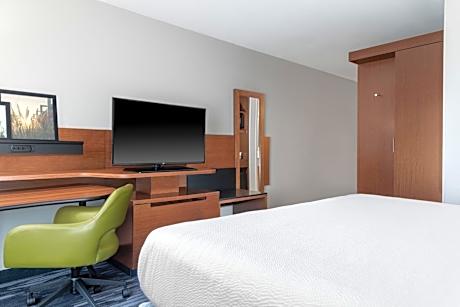 King Suite with Sofa Bed and Adapted Tub - Mobility Accessible