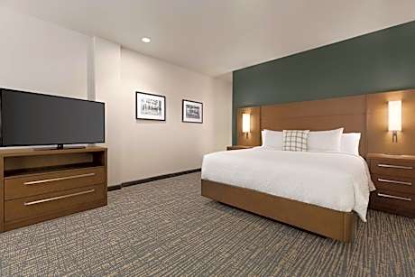 Mercantile Suite, 1 Bedroom Bi-Level Loft, Bedroom 1: 1 King, Bedroom 2: 2 Queen, City View