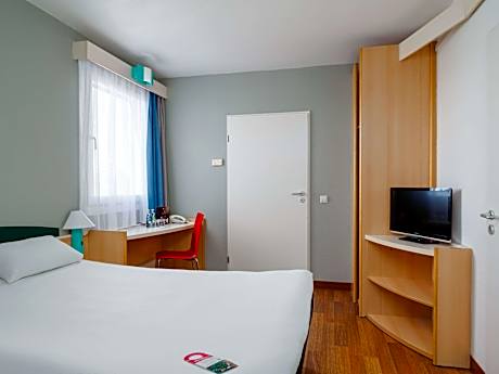 Standard room with 1 large bed for disabled guests