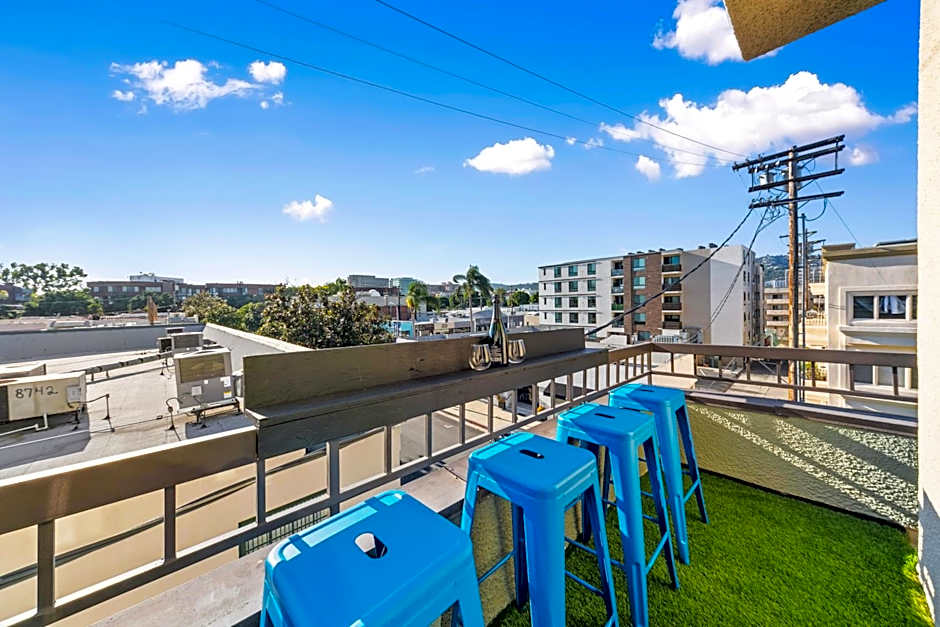 Beverly Hills Penthouse 2 BR Apt with Parking 407
