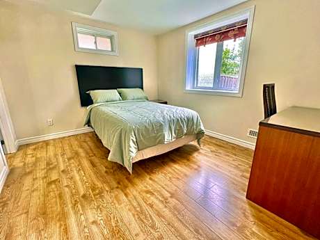 Cozy Home in Richmond Hill with Free Parking