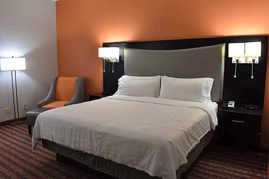 Holiday Inn Express & Suites Antioch By IHG