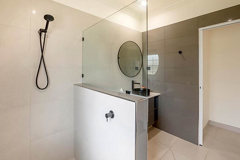 Coopers Colonial Motel