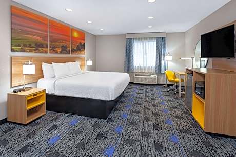 Deluxe King Room - Non-Smoking