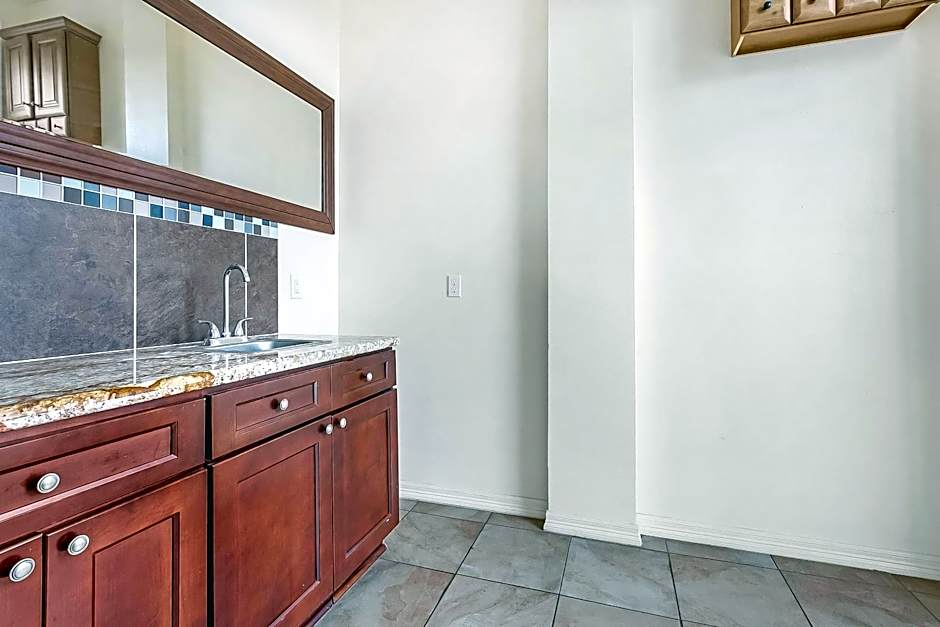 Modern 4BR Penthouse in Downtown by Hosteeva