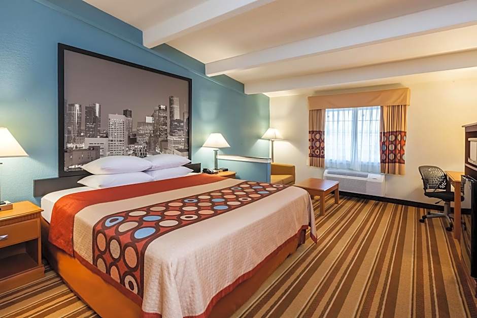 Super 8 by Wyndham Beaumont I-10 South/College St