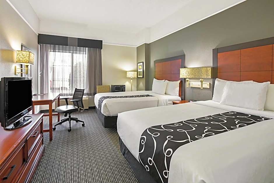 La Quinta Inn & Suites by Wyndham DFW Airport South/Irving