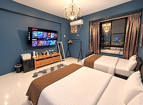 Superior 4 Bed Family Room Ensuite with Air-Conditioning