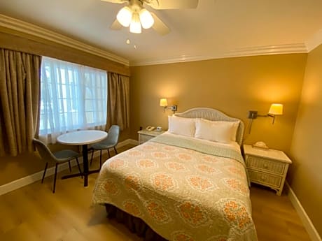 Queen Partial Ocean View