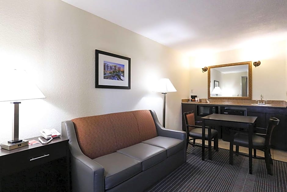 Econo Lodge Inn and Suites Greenville
