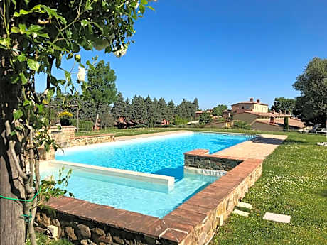 Luxury Resort with swimming pool in the Tuscan countryside, apartments with private outdoor area with panoramic view