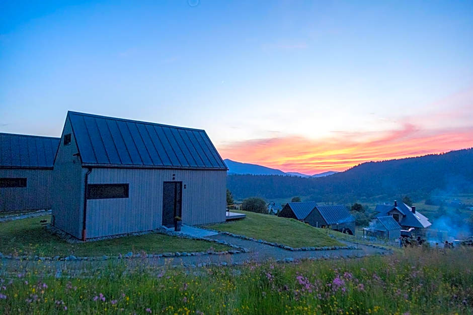 Stodoły Modyń - Domki w Beskidzie Wyspowym - staw kąpielowy, balia, sauna, grota solna - widok na góry