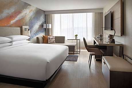 Premium, Guest Room, 1 King, High Floor, Balcony
