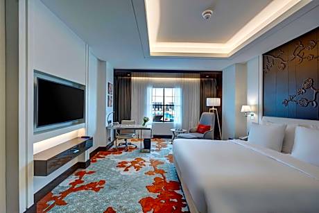 Executive Room with Lounge Access and Pool View