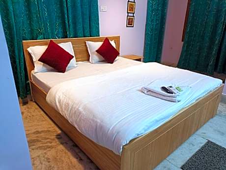 DhamStay Hotel Kaysari Puri Near Railway Station