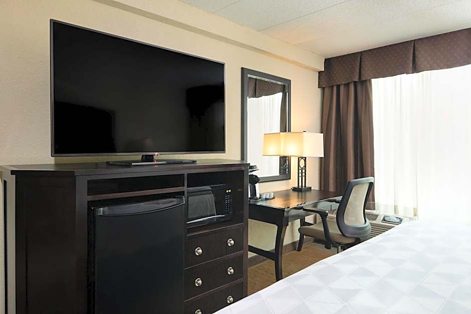 Holiday Inn and Suites Charleston West By IHG