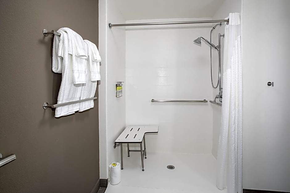 Holiday Inn Express & Suites Great Bend By IHG