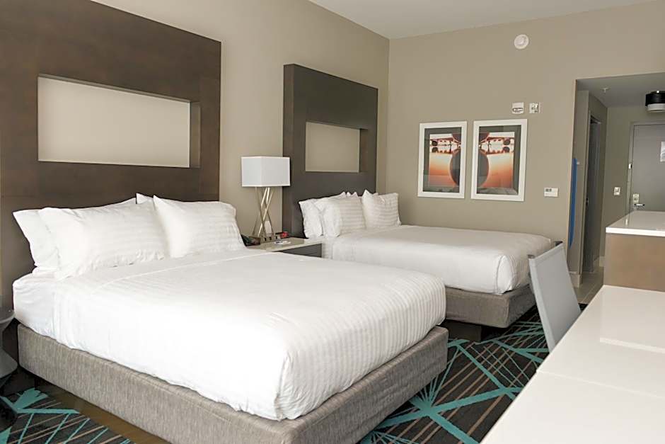 Holiday Inn Express & Suites Charlotte Airport By IHG