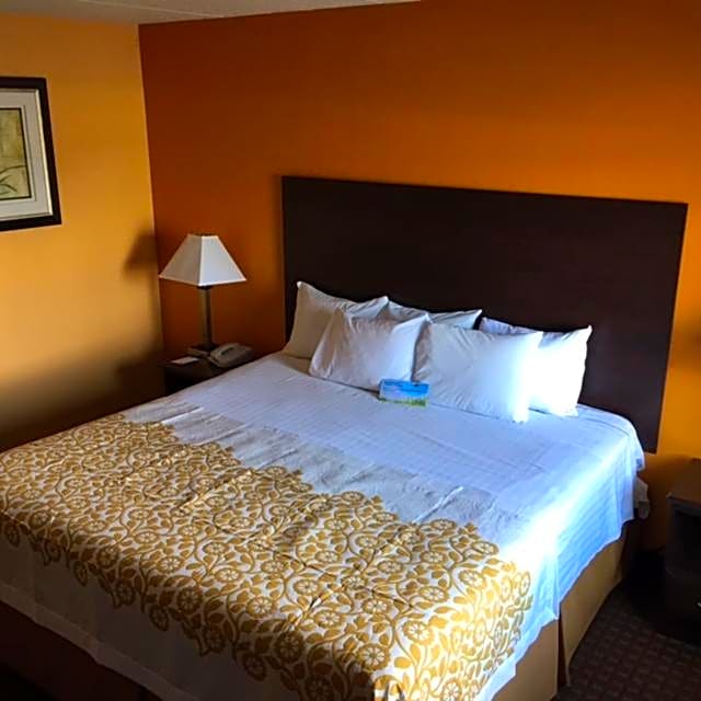 Days Inn by Wyndham Queensbury/Lake George
