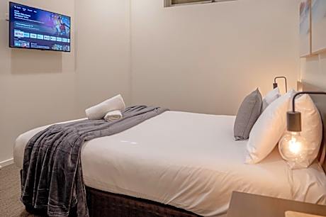 Superior One-Bedroom Queen Apartment