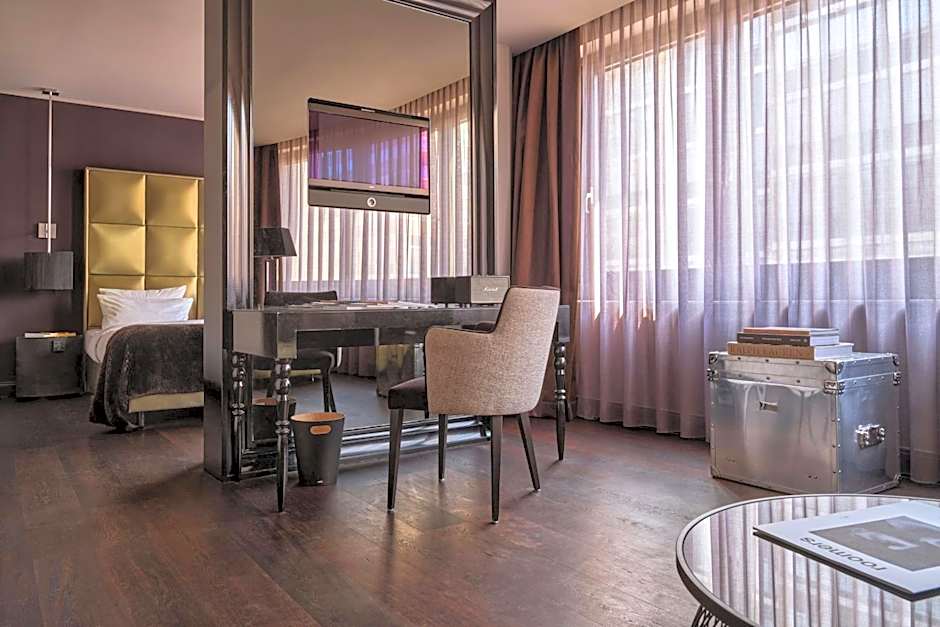 Roomers Frankfurt Central, Autograph Collection