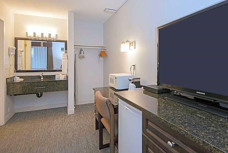 Travelodge by Wyndham Kamloops Mountview