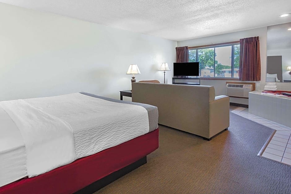 Super 8 by Wyndham La Crosse