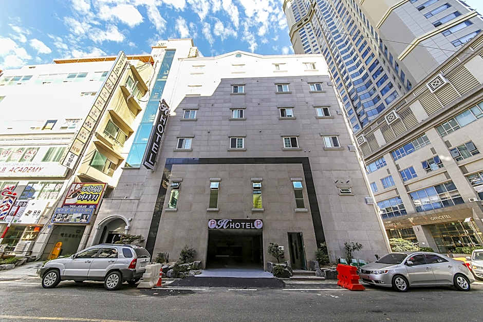 H  Hotel