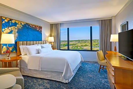 Traditional King Room with Roll-in Shower - Mobility and Hearing Accessible