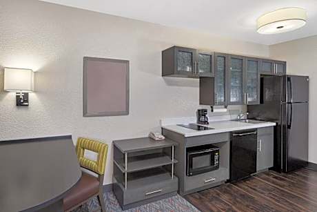 Queen Studio Suite with Batch Tub - Mobility Accessible - Non-Smoking