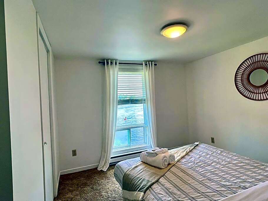 Lake retreat 5BR with SPA, watercraft and kids playground