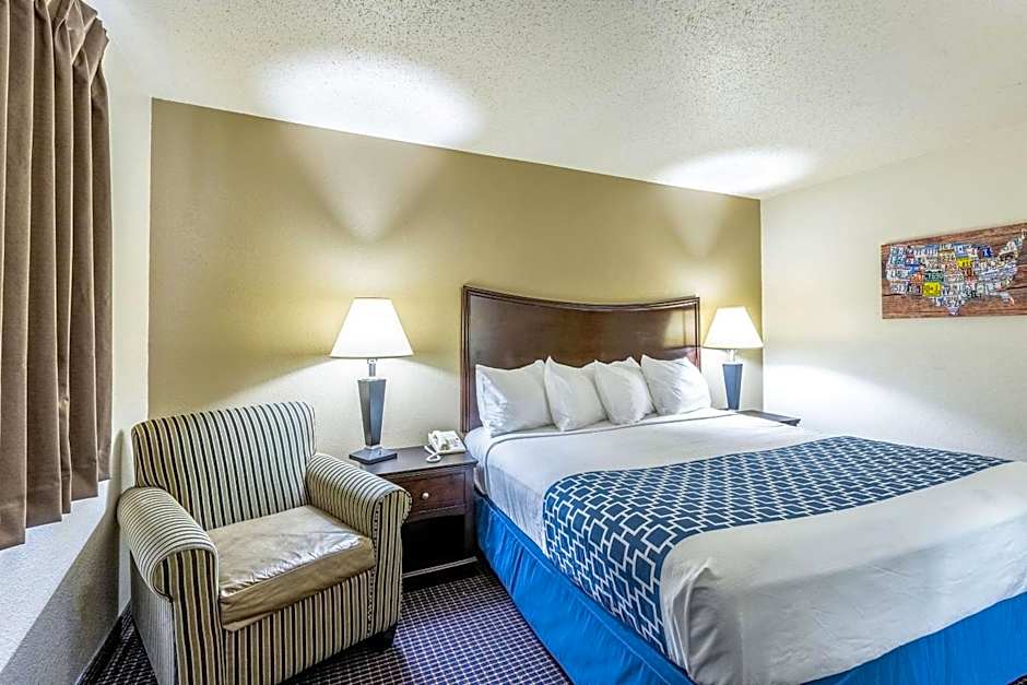 Econo Lodge Inn & Suites